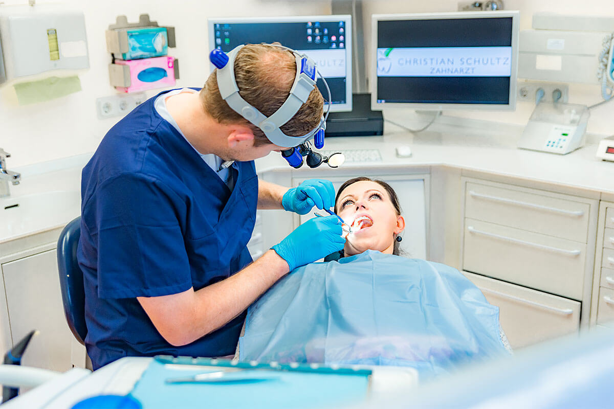 Zahnarzt Christian Schultz bei einer Wurzelbehandlung