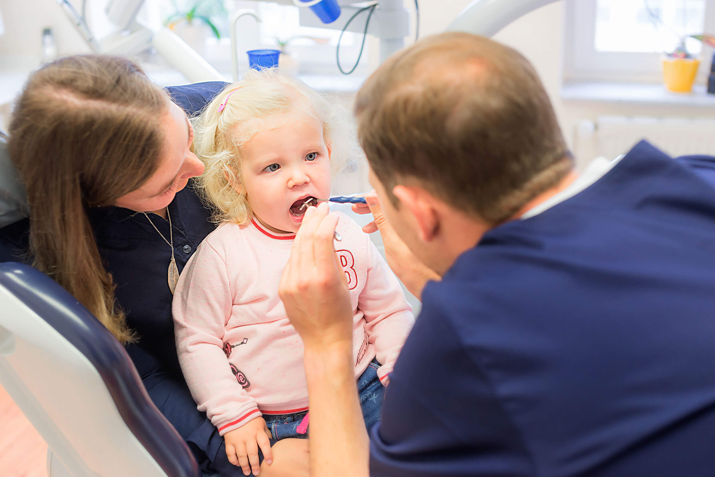 Zahnarzt Christian Schulz bei der Behandlung eines Kindes